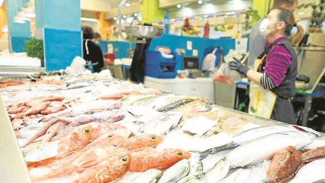 El mercado del municipio ofrece pescados frescos, entre otros productos
