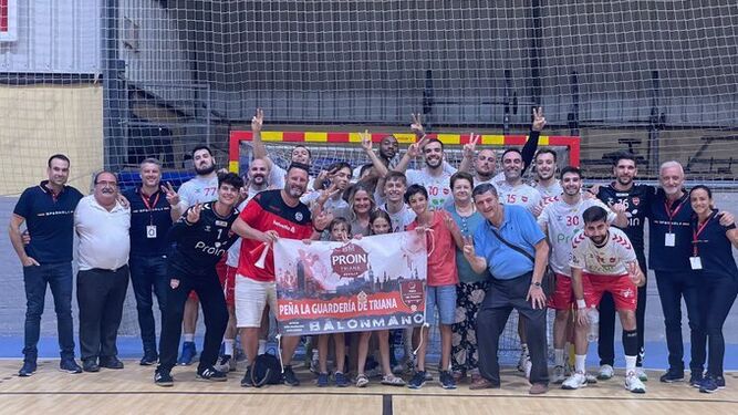 Los jugadores del BM Proin Triana celebran el triunfo con sus aficionados en Córdoba.