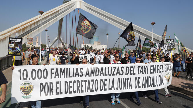 Manifestación del sector del Taxi en Sevilla durante la huelga del último fin de semana.