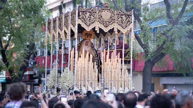 La procesión extraordinaria de la Virgen de los Dolores del Cerro del Águila, en imágenes