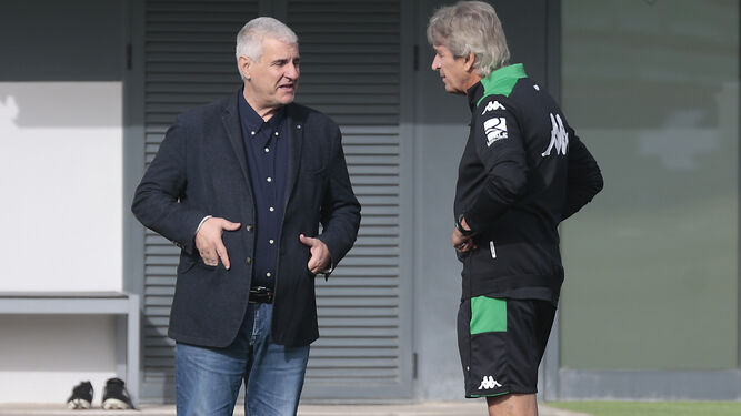 Antonio Cordón dialoga con Manuel Pellegrini durante un entrenamiento en la ciudad deportiva.