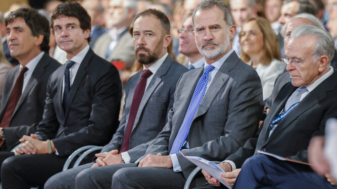 El rey Felipe VI, acompañado por el presidente de la Fundación La Caixa, Isidro Fainé, asiste al XXI Congreso de directivos CEDE.