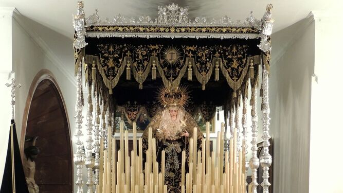 La Virgen de la Soledad, del Santo Entierro de Pilas, en su paso de palio