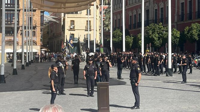 Ensayo general en la Plaza de San Francisco para preparar el Día de la Policía Nacional.