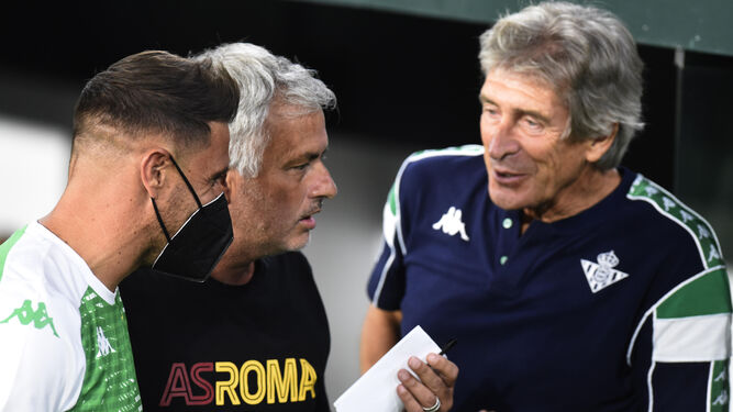 Pellegrini, Mourinho y Joaquín dialogan antes del inicio del amistoso que la Roma disputó en Heliópolis el verano del año pasado.