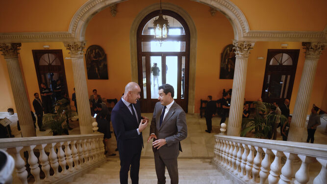 Antonio Muñoz y Juanma Moreno, en las escaleras del Ayuntamiento de Sevilla.