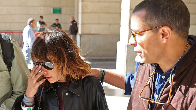 La actriz María León sale de los juzgados el pasado sábado, acompañada de su abogado.