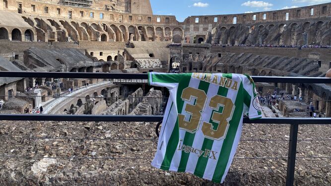 La camiseta de Miranda, colgada en una baranda con el Coliseo de Roma de fondo.