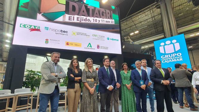 Foto de familia durante la presentación de Datagri, en el stand de Cajamar.