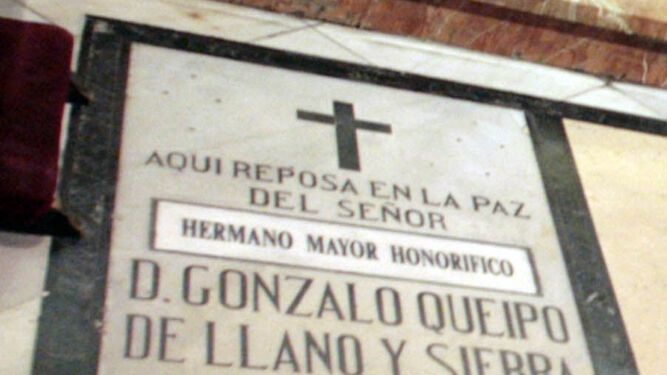 La tumba de Queipo de Llano y su mujer en la Basílica de la Macarena.