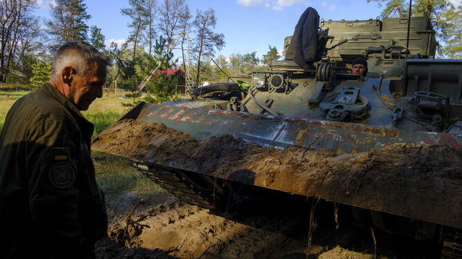 Oficiales ucranianos trabajan en un tanque arrebatado a los rusos en el área de Jarkov.