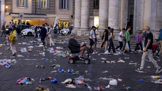 Imagen de suciedad del centro de Roma tras poner los aficionados béticos rumbo al Olímpico.