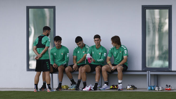 Juan Cruz, el primero a la izquierda, y Lara, de pie, en un entrenamiento reciente con el primer equipo junto a otros compañeros del filial.