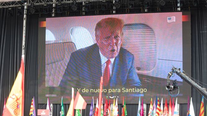 Donald Trump interviene por un mensaje de vídeo en el acto de Vox de este domingo.