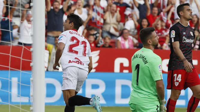 Óliver Torres corre a celebrar su gol al Athletic con la grada del Sánchez-Pizjuán.
