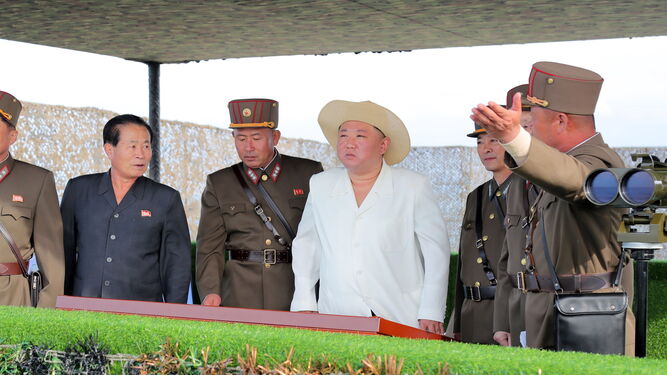El presidente de Corea del Norte, Kim Jong-un, supervisa unos ejercicios militares.
