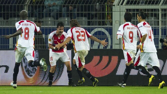 Zokora, Alexis, Perotti y Cáceres acuden a celebrar el gol de Cigarini.