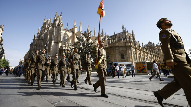 Un desfile militar por el centro de Sevilla.