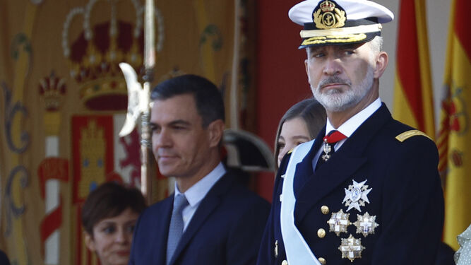 Pedro Sánchez, detrás de Felipe VI, en la tribuna del desfile del 12 de octubre.