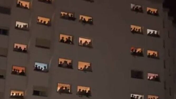 Los alumnos del colegio mayor de Madrid, en las ventanas del centro con sus cánticos machistas.