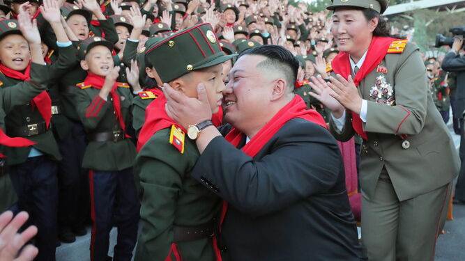 Kim Jong-un abraza a un estudiante durante un acto en Pyongyang.