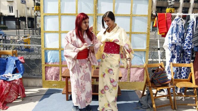 'Stands' de kimonos en una pasada Semana de Cultura Japones en Coria del Río.
