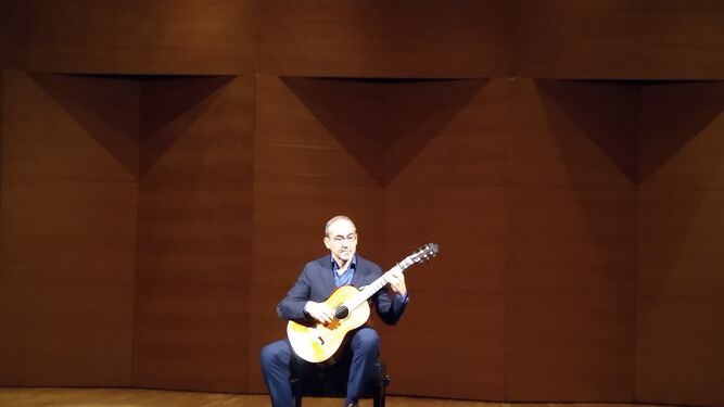 Pablo Márquez y su guitarra sevillana.