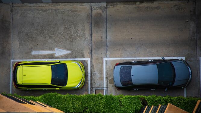 Dos coches aparcados en línea