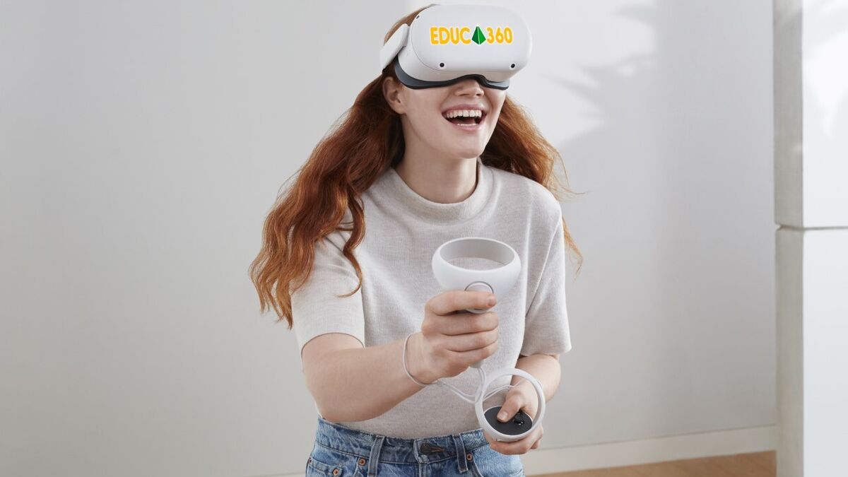 Una alumna usando las gafas de realidad virutal de Educa360.