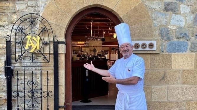 Karlos Arguiñano invita a la entrada de su restaurante en Zarauz