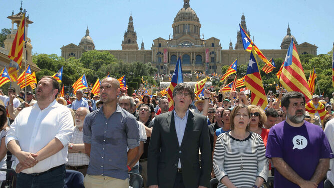 Oriol Junqueras, Pep Guardiola, Carles Puigdemont, Carme Forcadell y Jordi Sánchez en 2017, en un acto en favor del referéndum de independencia