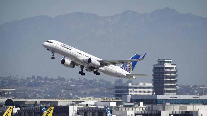 Un avión de United Airlines despega del aeropuerto de Los Ángeles.