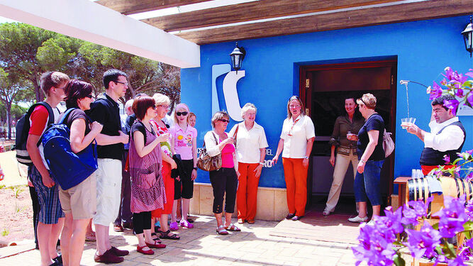 Turistas finalndeses en una visita de promoción de Andalucía.