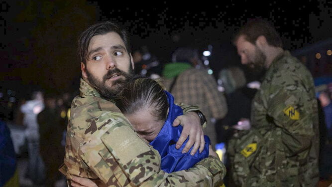 Un militar abraza a una ucraniana que acaba de ser liberada tras un intercambio de presos.