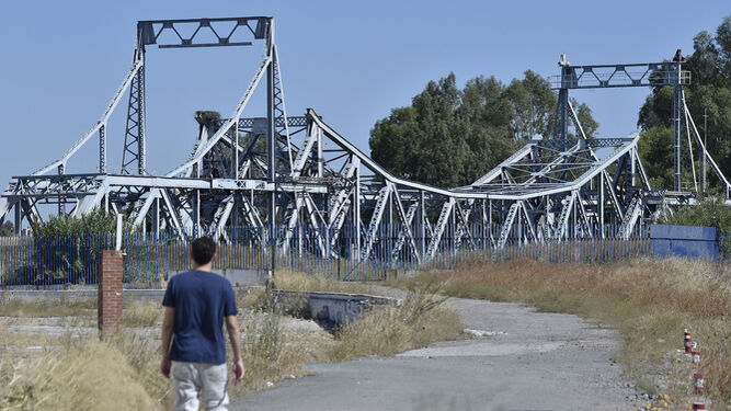 El puente de hierro abandonado en un solar de la Avenida de las Razas.
