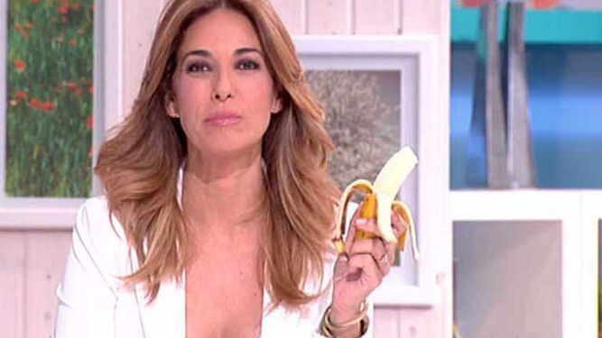 Mariló Montero con el plátano que se comió en 'La mañana de La 1' en apoyo de Dani Alves