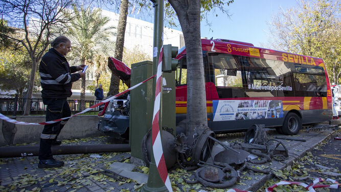 Uno de los autobuses accidentados de la línea C5 de Tussam en 2019, en la Plaza del Duque.