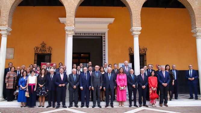El alcalde con los embajadores en el Real Alcázar.
