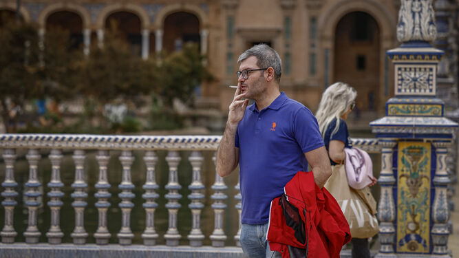 Un hombre fuma ayer en la Plaza de España.