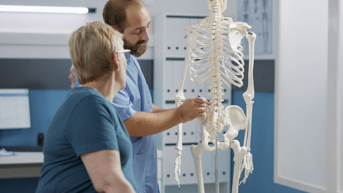 Osteoporosis, principal causa de discapacidad en adultos mayores: Alimentos que debes tomar para evitarla