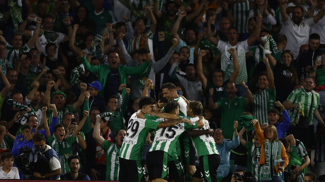 La afición verdiblanca festeja junto a los jugadores del Betis un gol en el pasado encuentro contra el Almería en el Benito Villamarín.