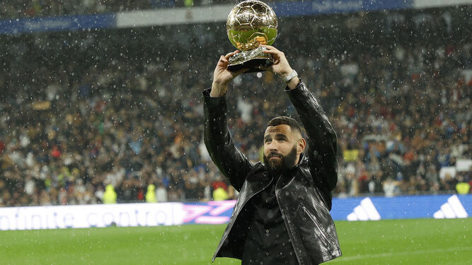Benzema, con el Balón de Oro.