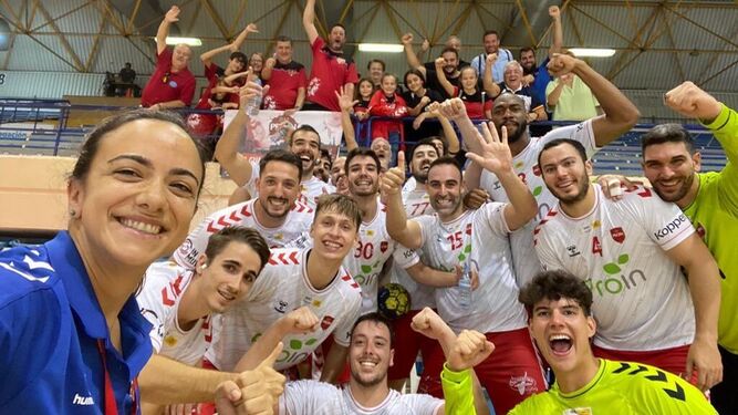 Los jugadores del BM Proin Triana celebran el triunfo en Algeciras con sus aficionados.