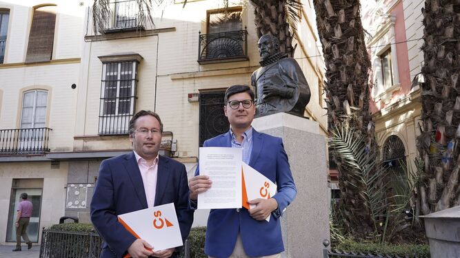 Álvaro Pimentel y López Aparicio, con la petición ante el monumento de Cervantes.