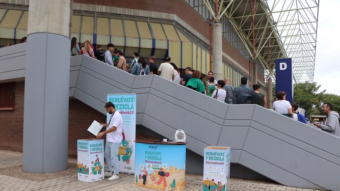 Imagen del acceso a San Pablo ante el Girona junto al stand de Ecolec en el que se concienció sobre el reciclaje.