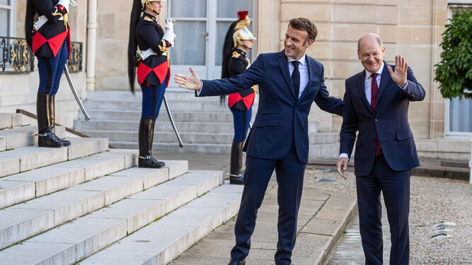 El presidente francés, Emmanuel Macron (izq.), recibe al canciller alemán, Olaf Scholz, en el Palacio del Elíseo.