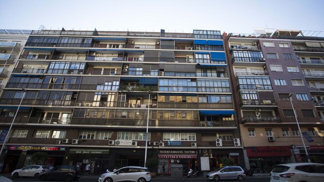 La fachada de un bloque de pisos de la calle Arjona de Sevilla.