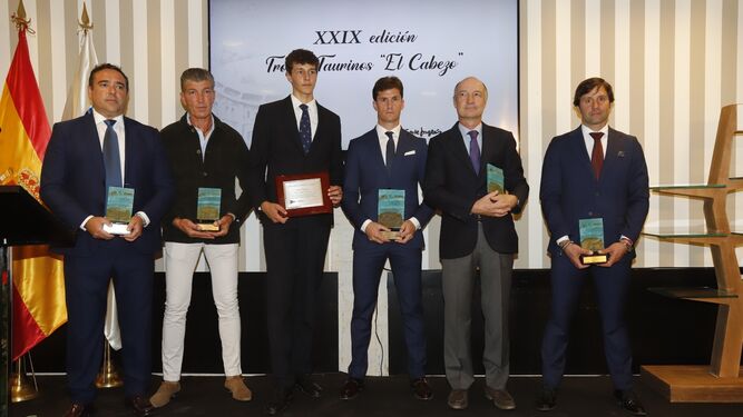 Foto de familia de los galardonados con los premios taurinos El Cabezo.