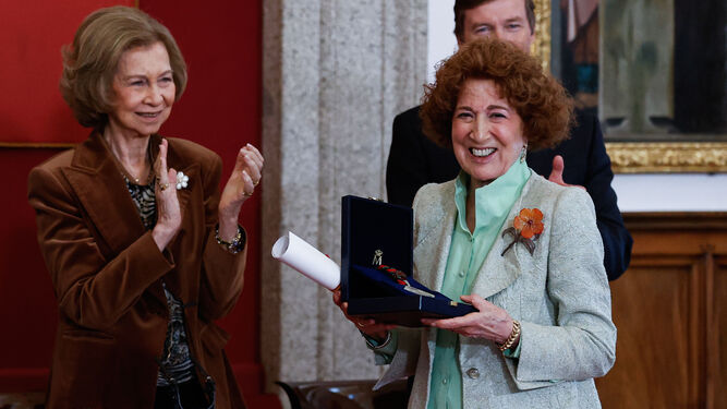 Carmen Iglesias recoge el premio de manos de la reina Sofía.