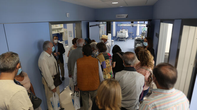 Los visitantes durante el recorrido por las instalaciones del Hospital San Juan de Dios de Sevilla.